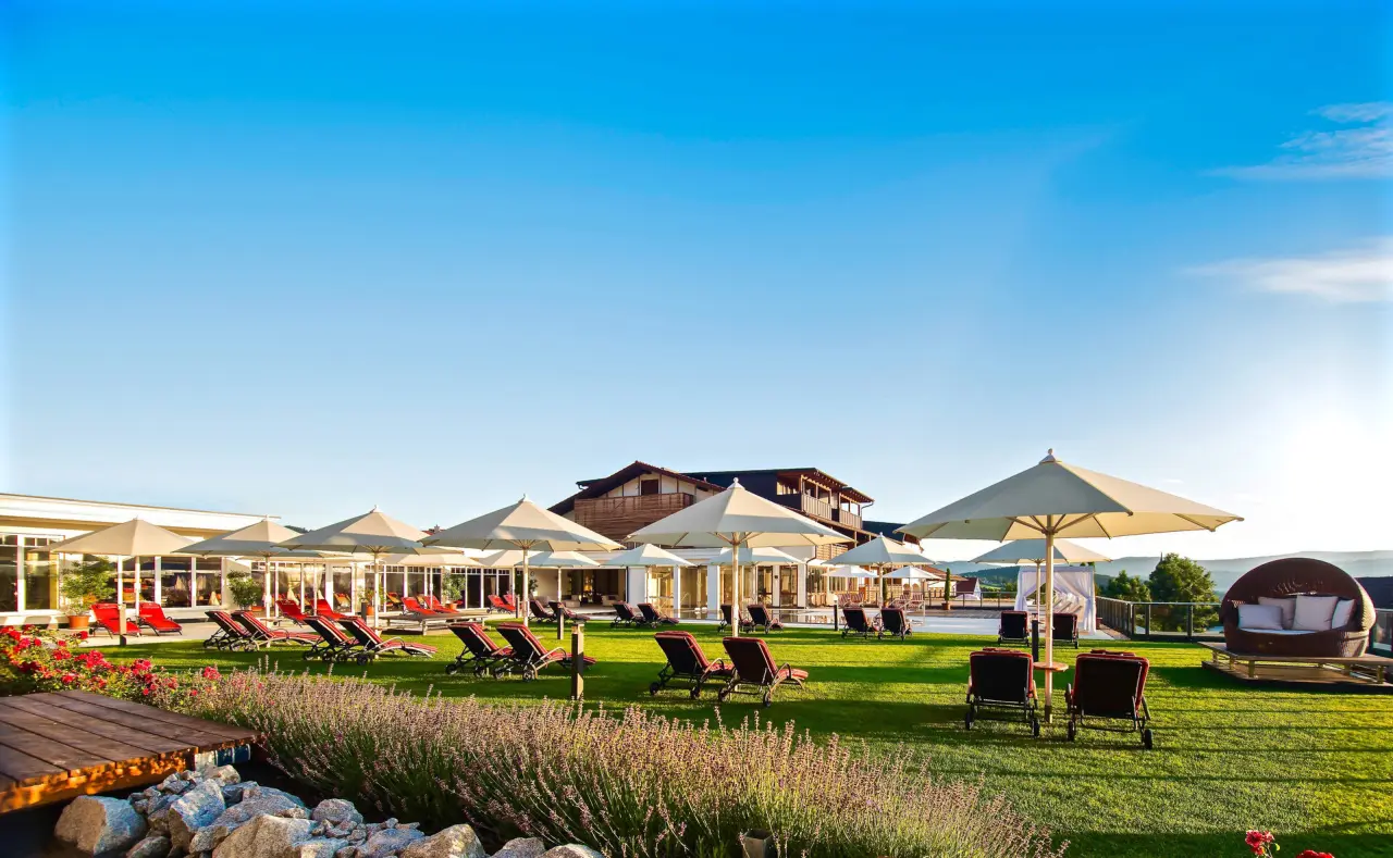 Landromantik Wellness Hotel Oswald in Kaikenried – Hotelanlage mit großer Liegewiese und Schirmen | Wellnesshotel Bayerischer Wald