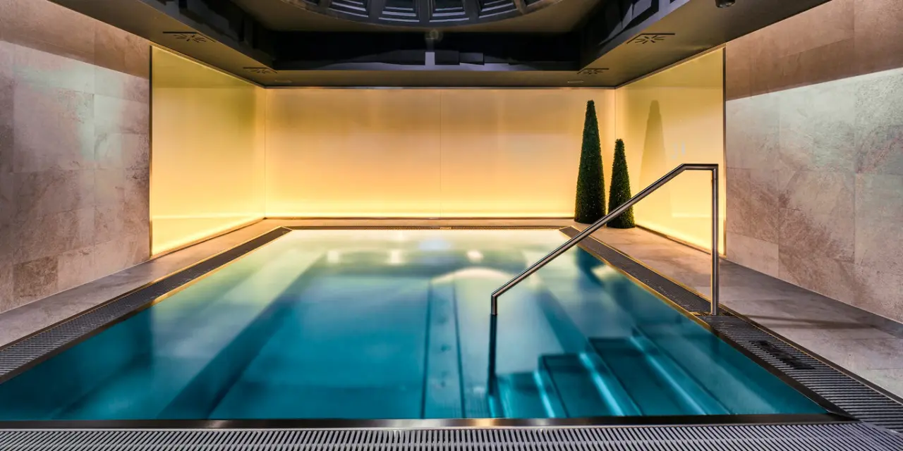 Landromantik Wellness Hotel Oswald in Kaikenried – Modernes Hallenbad mit stimmungsvoller Beleuchtung | Wellnesshotel Bayerischer Wald