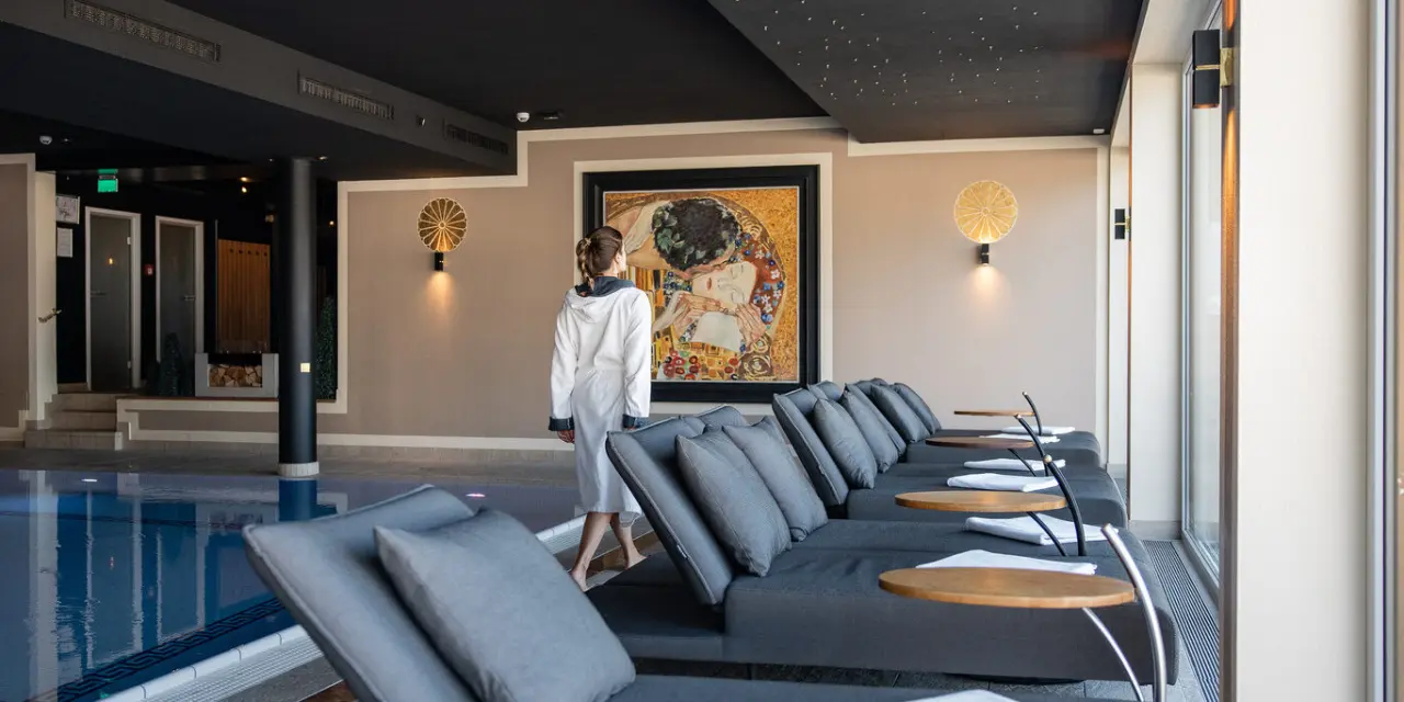 Landromantik Wellness Hotel Oswald in Kaikenried – Entspannungsbereich am Innenpool mit Liegen | Wellnesshotel Bayerischer Wald