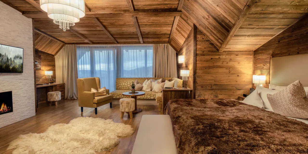 Landromantik Wellness Hotel Oswald in Kaikenried – Gemütliche Suite mit Holzelementen und Kamin | Wellnesshotel Bayerischer Wald