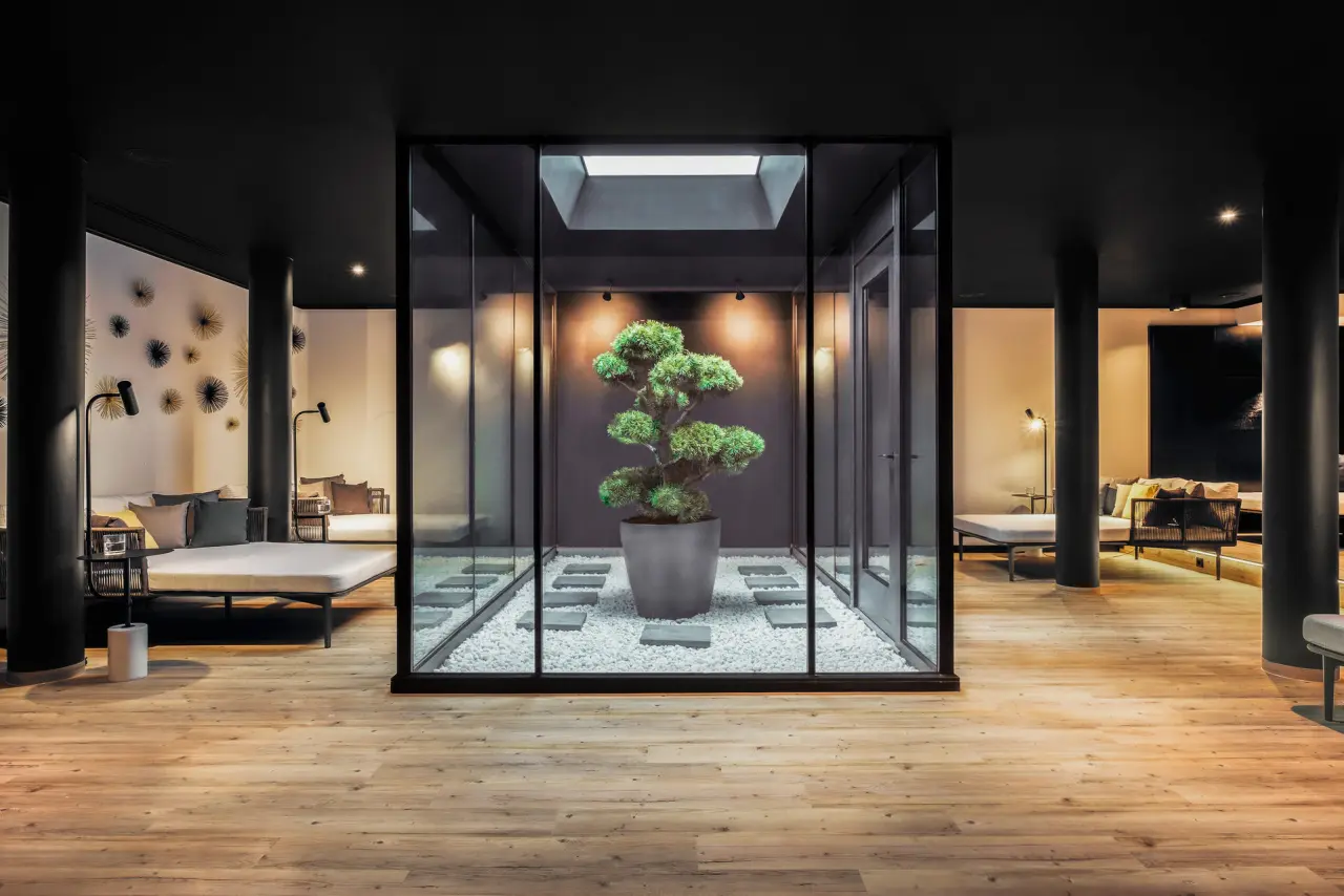 Landromantik Wellness Hotel Oswald in Kaikenried – Moderner Ruheraum mit Bonsai-Baum und Daybeds | Wellnesshotel Bayerischer Wald