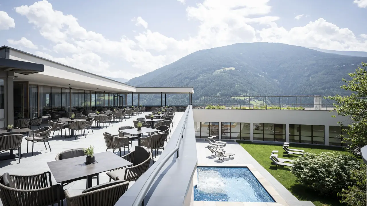 Das Mühlwald in Brixen – Weitläufige Sonnenterrasse mit Pool und Alpenpanorama | Wellnesshotel Südtirol
