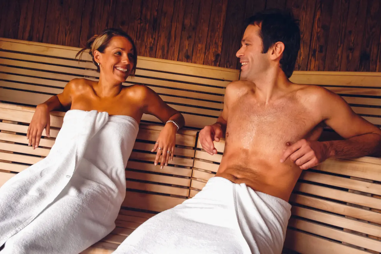 Hotel Lebensquell in Bad Zell – Glückliches Paar entspannt in der Sauna | Wellnesshotel Oberösterreich