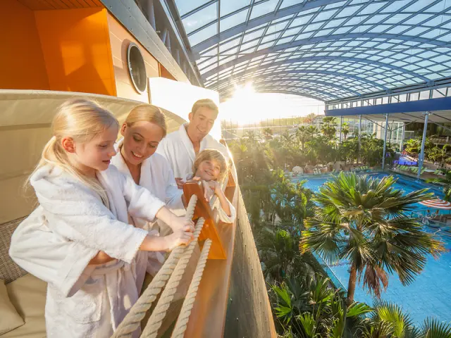 Hotel Victory Therme Erding in Erding – Familie auf Balkon mit Blick auf tropische Poollandschaft | Wellnesshotel Bayern