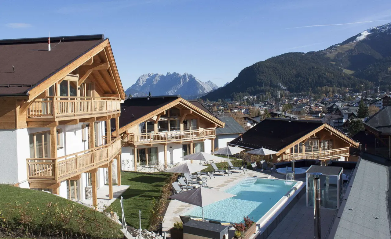 Mountains Hotel in Seefeld – Hotelanlage mit Außenpool und Bergblick | Wellnesshotel Tirol