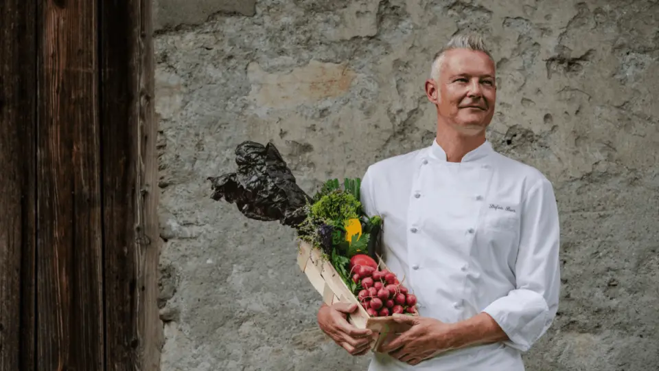 Victoria-Jungfrau Grand Hotel & Spa in Interlaken – Küchenchef mit frischem Gemüse | Wellnesshotel Berner Oberland