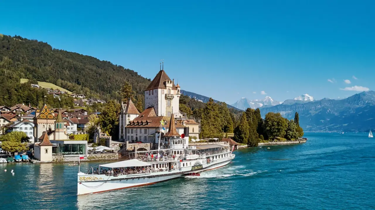 Victoria-Jungfrau Grand Hotel & Spa in Interlaken – Dampfschiff auf dem Thunersee mit Schloss | Wellnesshotel Berner Oberland