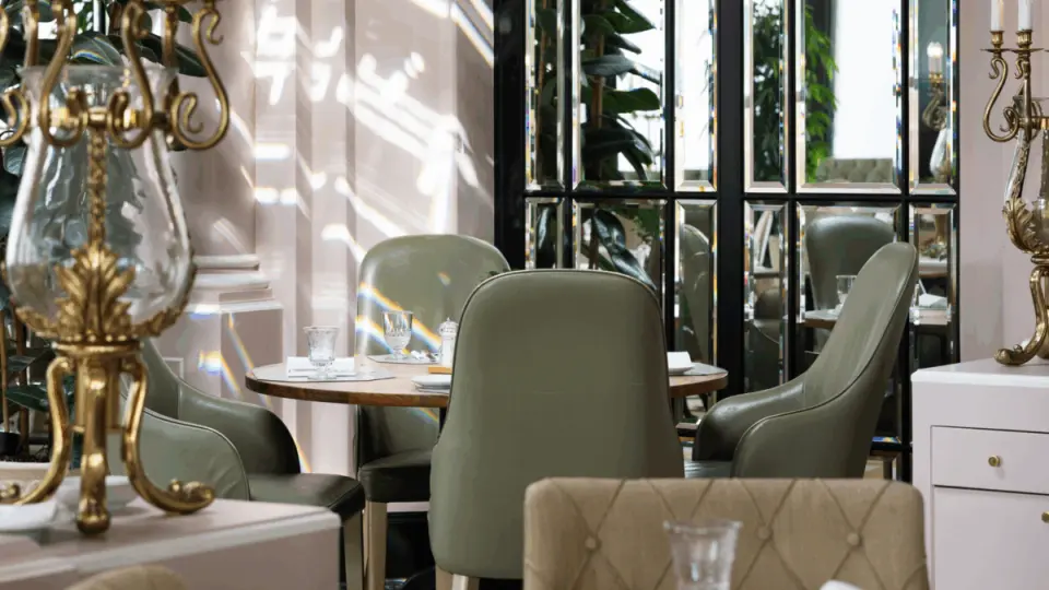 Victoria-Jungfrau Grand Hotel & Spa in Interlaken – Elegantes Restaurantinterieur mit Tischen | Wellnesshotel Berner Oberland