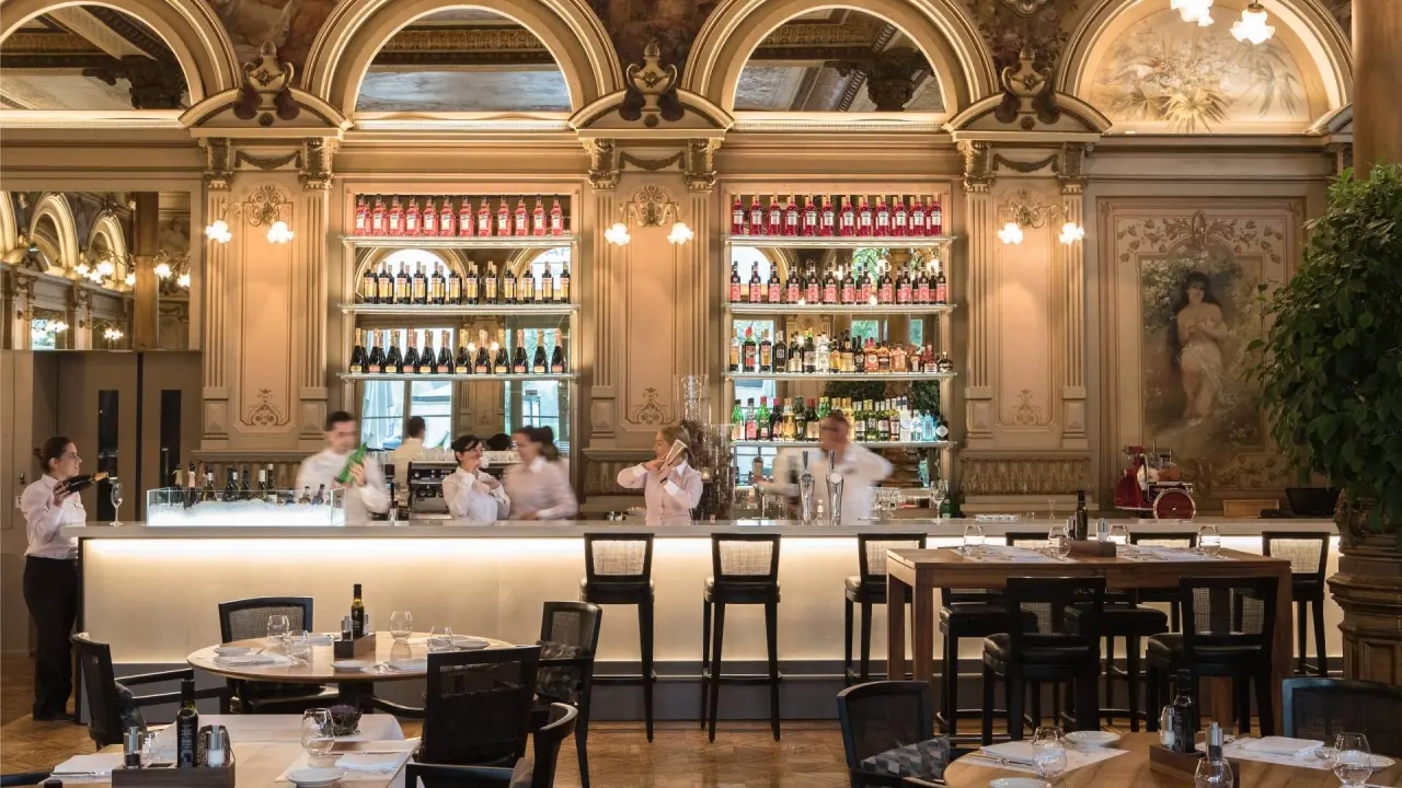 Victoria-Jungfrau Grand Hotel & Spa in Interlaken – Prunkvolle Hotelbar mit Personal | Wellnesshotel Berner Oberland