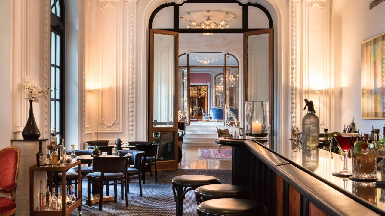 Victoria-Jungfrau Grand Hotel & Spa in Interlaken – Elegante Bar und Loungebereich | Wellnesshotel Berner Oberland