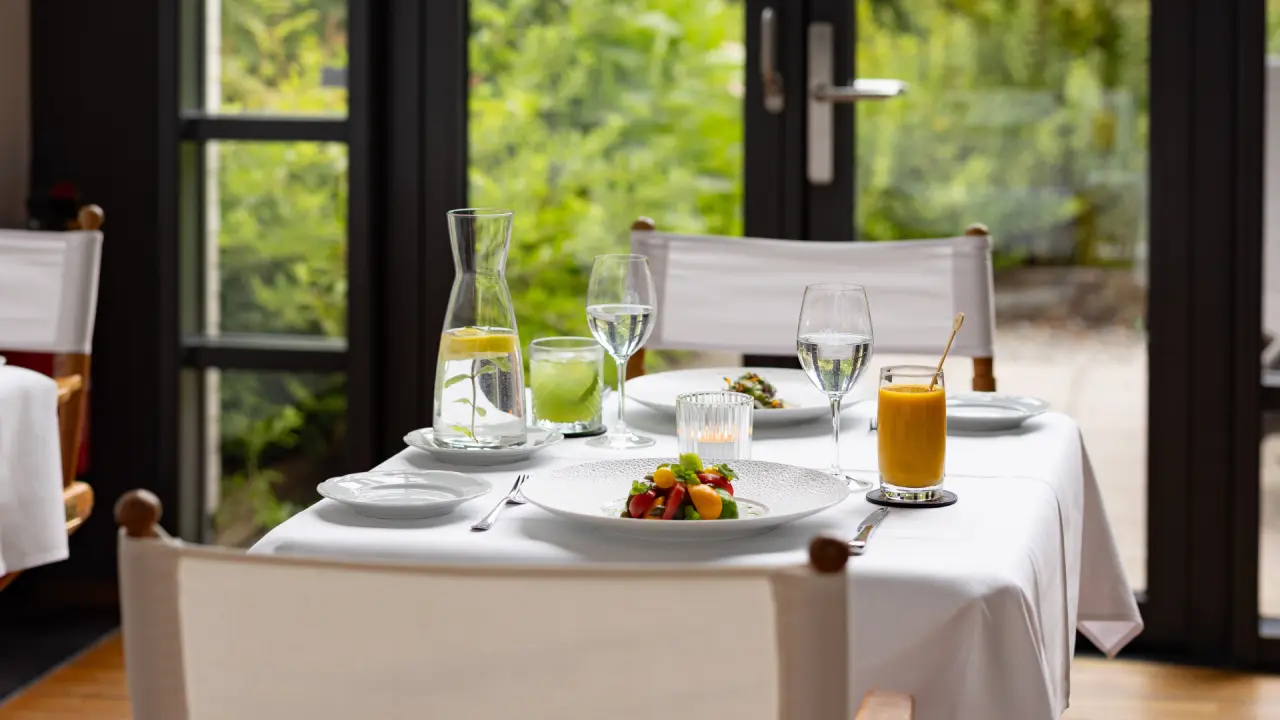 Victoria-Jungfrau Grand Hotel & Spa in Interlaken – Gesundes Frühstück am Fenster mit Gartenblick | Wellnesshotel Berner Oberland