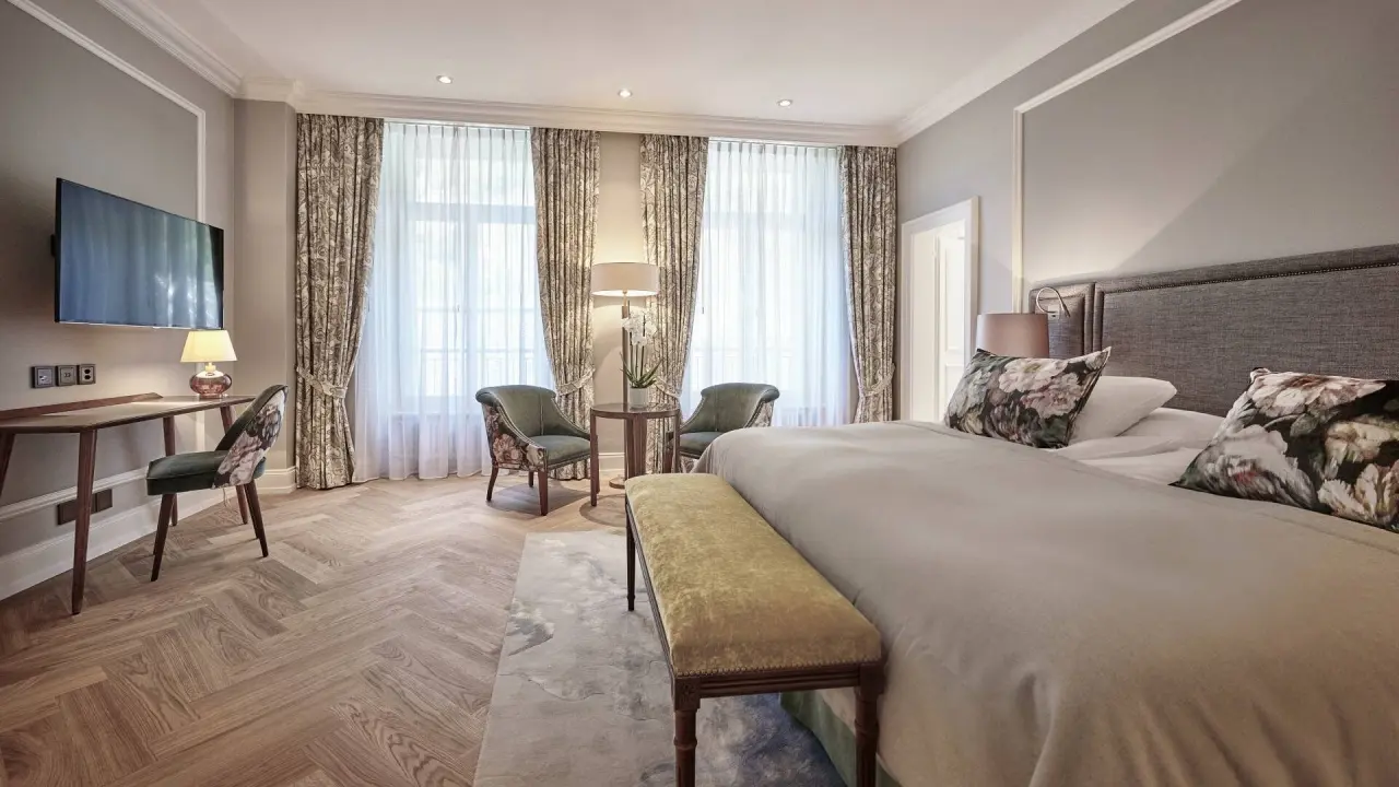 Victoria-Jungfrau Grand Hotel & Spa in Interlaken – Elegantes Doppelzimmer mit Sitzbereich | Wellnesshotel Berner Oberland