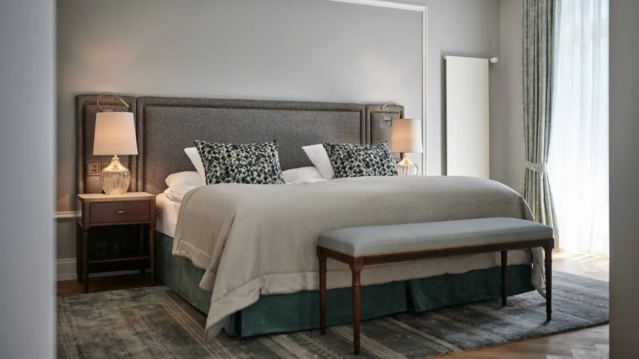 Victoria-Jungfrau Grand Hotel & Spa in Interlaken – Komfortables Schlafzimmer mit großem Bett | Wellnesshotel Berner Oberland