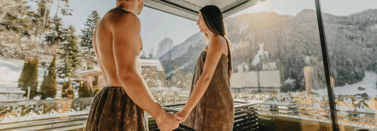 Alpin Garden Luxury Maison & Spa in St. Ulrich in Gröden – Paar im Spa-Bereich mit Bergblick | Wellnesshotel Gröden