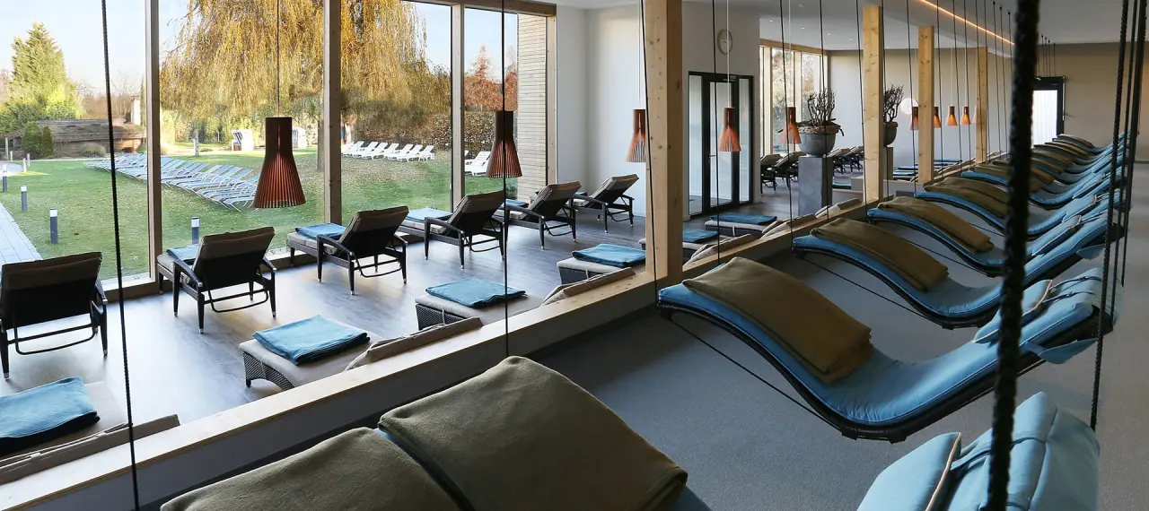 See Park Janssen in Geldern – Moderner Ruheraum mit Hängesesseln und Gartenblick | Wellnesshotel Niederrhein