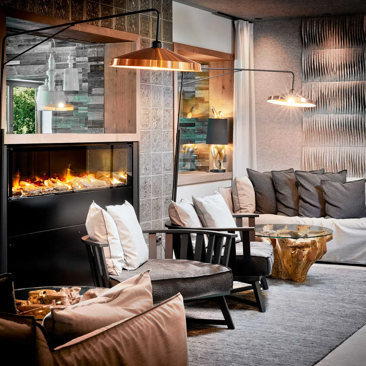 Soulsisters’ Hotel in Kaprun – Elegante Hotellobby mit Kamin und gemütlichen Sitzbereichen | Wellnesshotel Zell am See-Kaprun