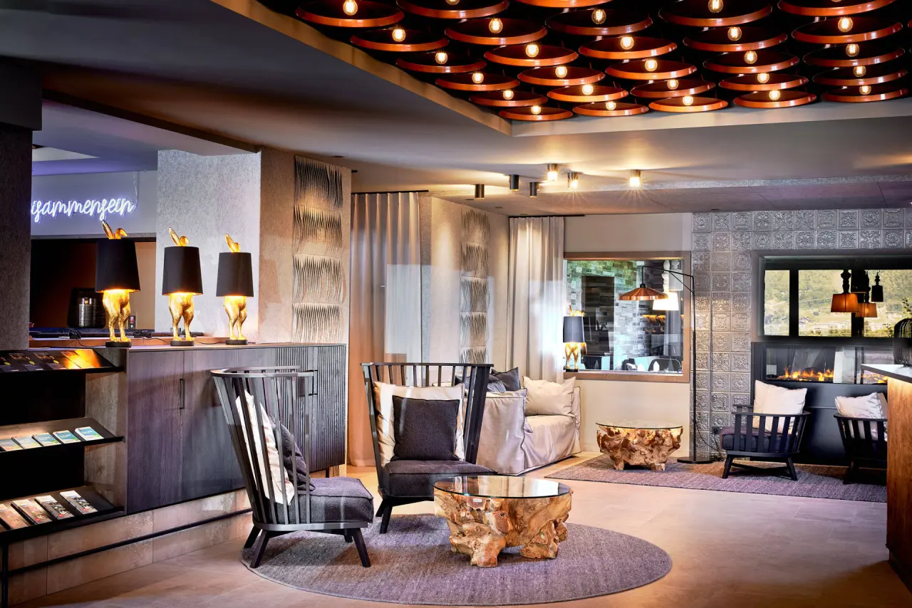 Soulsisters’ Hotel in Kaprun – Elegante Lobby mit stilvoller Beleuchtung und Sitzbereichen | Wellnesshotel Salzburger Land