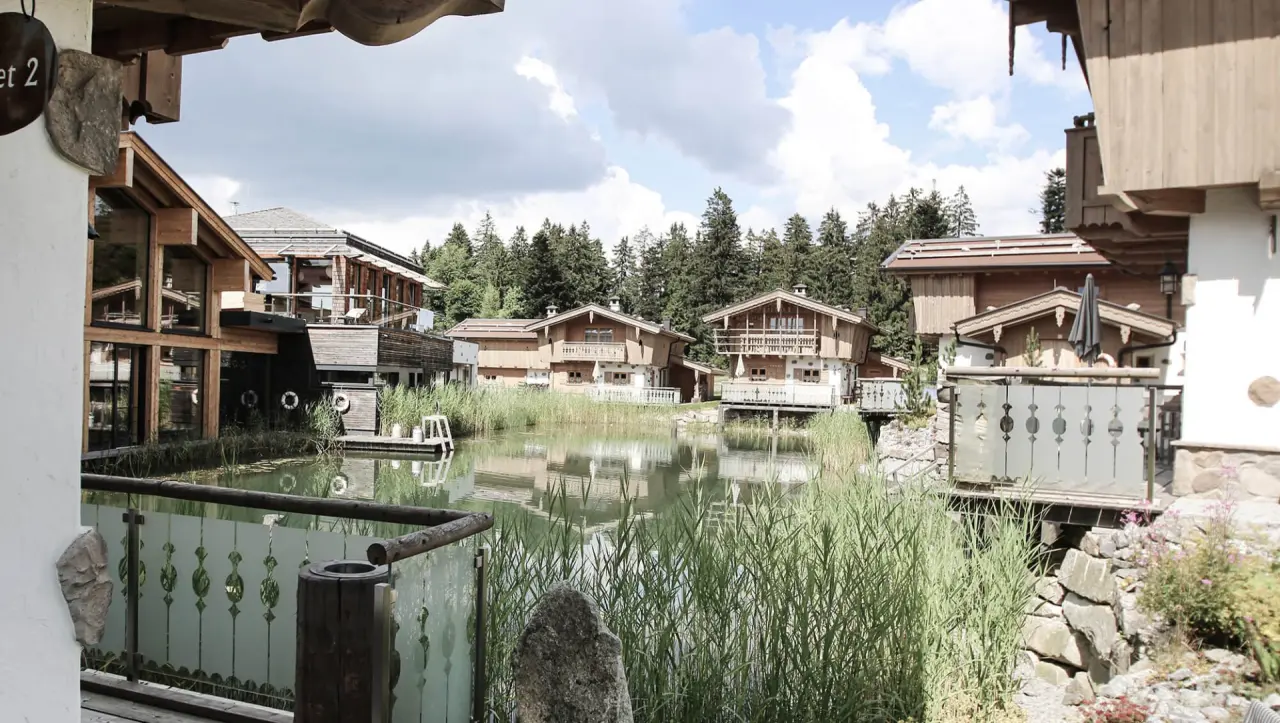 INNs HOLZ Chaletdorf in Ulrichsberg – Chalets am Naturteich mit Schilf | Wellnesshotel Mühlviertel