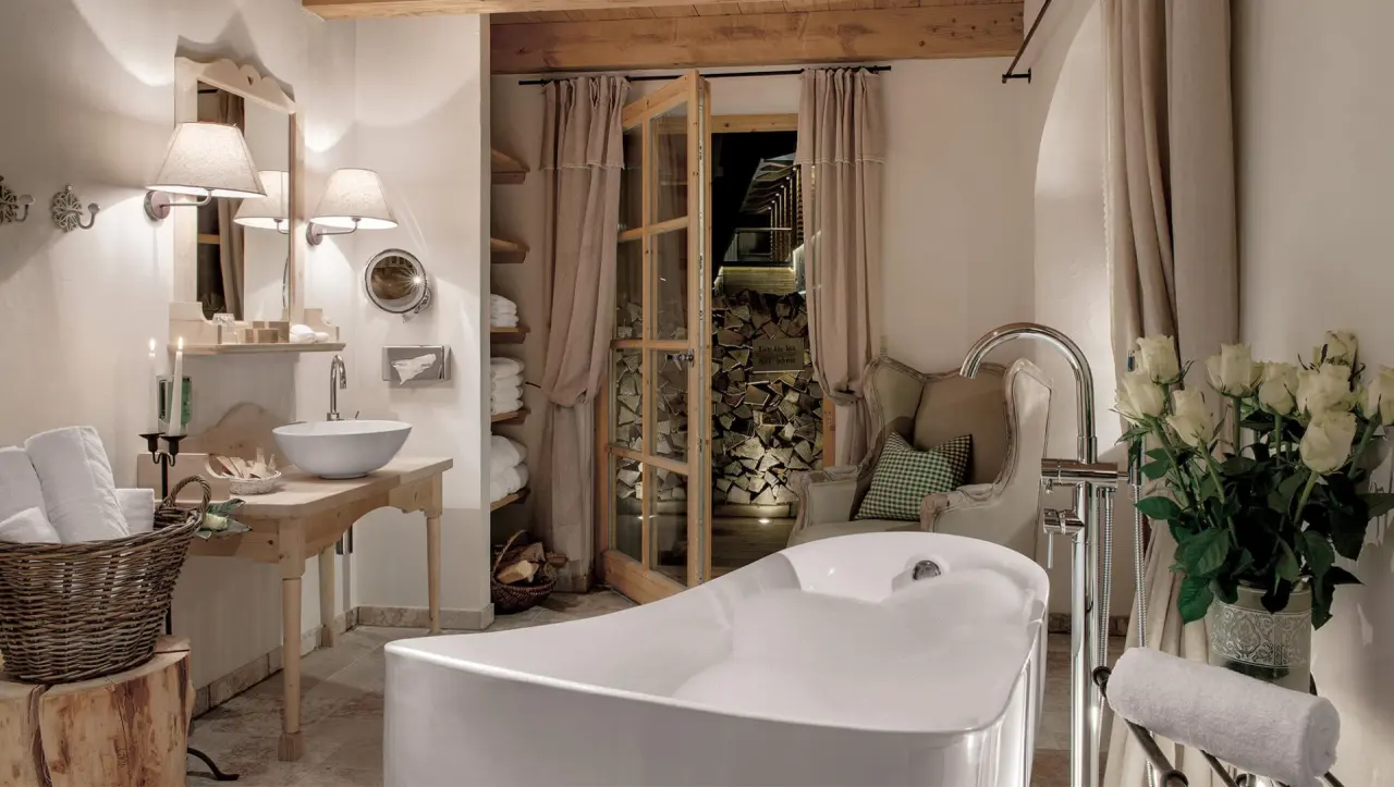INNs HOLZ Chaletdorf in Ulrichsberg – Luxuriöses Badezimmer mit freistehender Badewanne | Wellnesshotel Mühlviertel