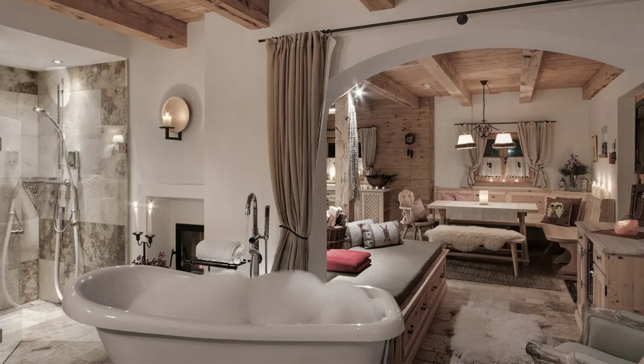 INNs HOLZ Chaletdorf in Ulrichsberg – Chalet-Interieur mit Badewanne und Wohnbereich | Wellnesshotel Mühlviertel