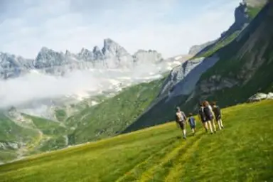 Peaks Place Apartment-Hotel & Spa in Laax – Wanderer in der alpinen Berglandschaft | Wellnesshotel Graubünden