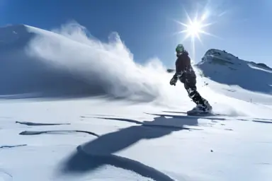 Peaks Place Apartment-Hotel & Spa in Laax – Snowboarder im Tiefschnee der Alpen | Wellnesshotel Graubünden