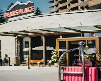 Peaks Place Apartment-Hotel & Spa in Laax – Hoteleingang mit Gepäckwagen | Wellnesshotel Graubünden