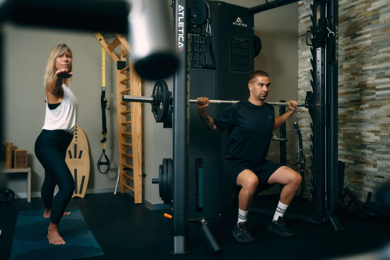 Peaks Place Apartment-Hotel & Spa in Laax – Moderner Fitnessraum mit Yoga- und Krafttrainingsbereich | Wellnesshotel Graubünden
