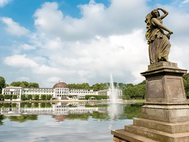 Parkhotel Bremen in Bremen – Malerische Außenansicht über den See mit Statue | Wellnesshotel Norddeutschland