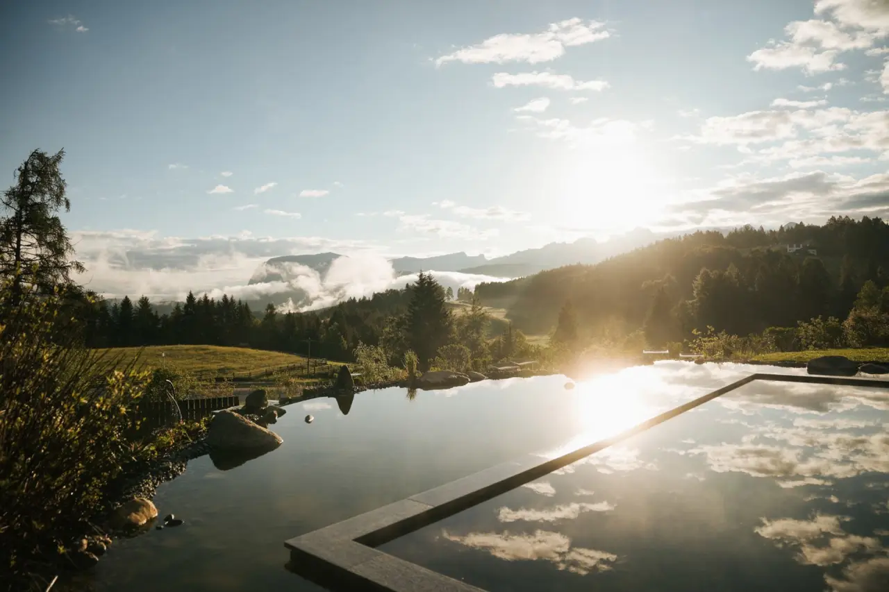 Green Luxury Hotel Pfösl in Welschnofen – Infinity-Pool mit Dolomitenblick bei Sonnenaufgang | Wellnesshotel Südtirol