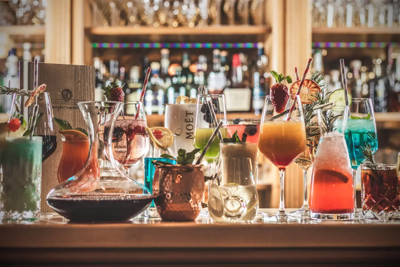 Bayerwaldhof in Bad Kötzting – Vielfältige Auswahl an bunten Cocktails an der Hotelbar | Wellnesshotel Bayerischer Wald