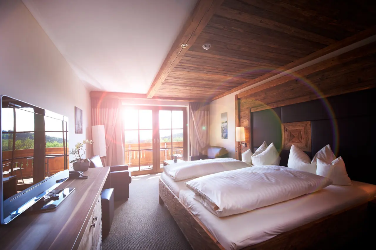 Bayerwaldhof in Bad Kötzting – Helles Doppelzimmer mit Balkon und Ausblick | Wellnesshotel Bayerischer Wald
