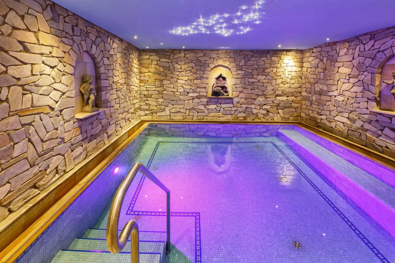 Hotel Thomahof in Hinterzarten – Kleiner Innenpool mit Steinwänden und Sternenhimmel | Wellnesshotel Schwarzwald