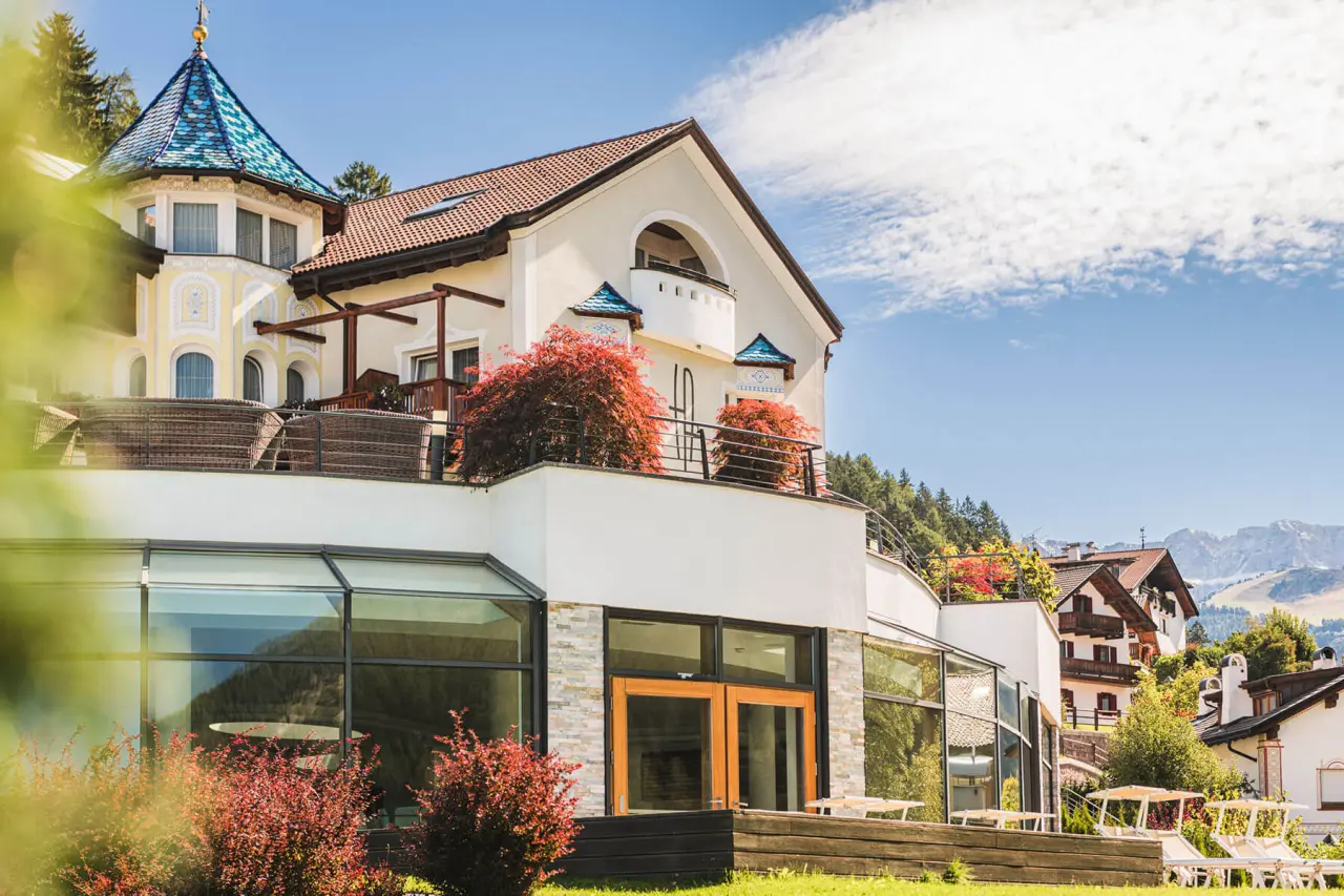 Alpenheim Charming Hotel & Spa in St. Ulrich in Gröden – Hotelgebäude mit Balkonen und Garten | Wellnesshotel Gröden