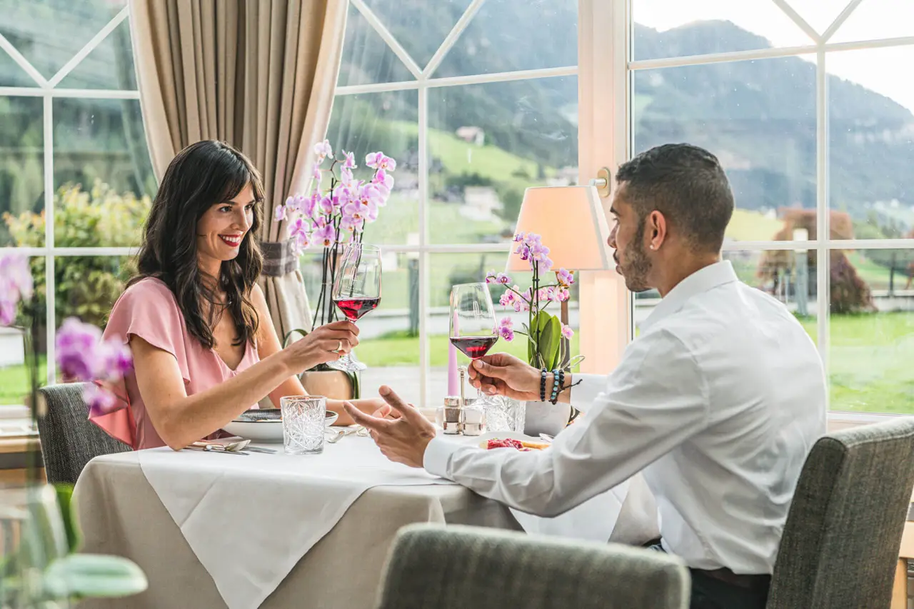 Alpenheim Charming Hotel & Spa in St. Ulrich in Gröden – Paar beim Abendessen im stilvollen Restaurant | Wellnesshotel Gröden