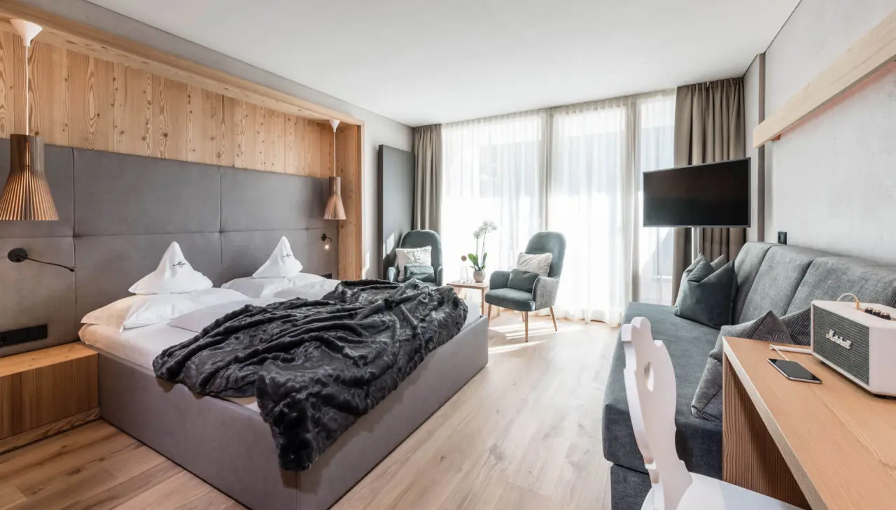 Alpenheim Charming Hotel & Spa in St. Ulrich in Gröden – Modernes Hotelzimmer mit Holzelementen | Wellnesshotel Gröden