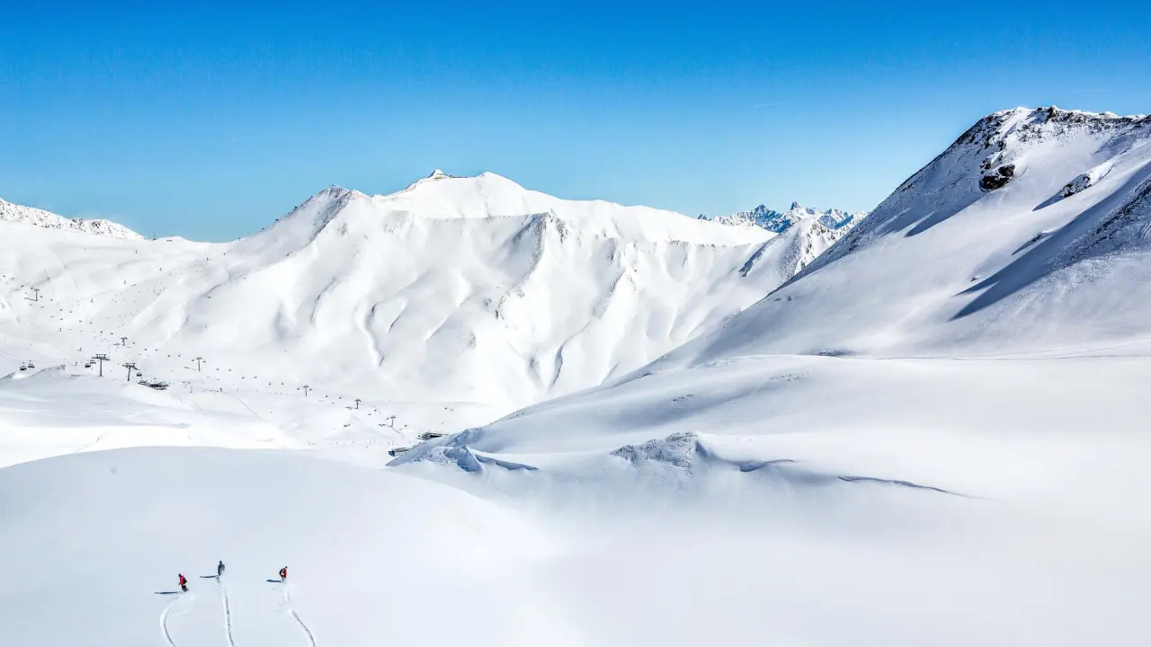 Hotel DreiSonnen Serfaus in Serfaus – Skifahrer in der verschneiten Berglandschaft Tirols | Wellnesshotel Tirol