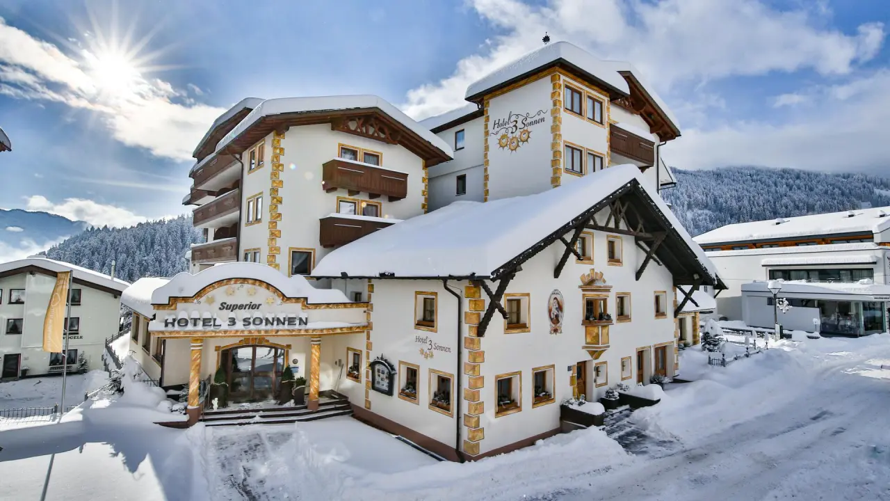 Hotel DreiSonnen Serfaus in Serfaus – Winteransicht des Hotels mit Schnee und Sonne | Wellnesshotel Tirol