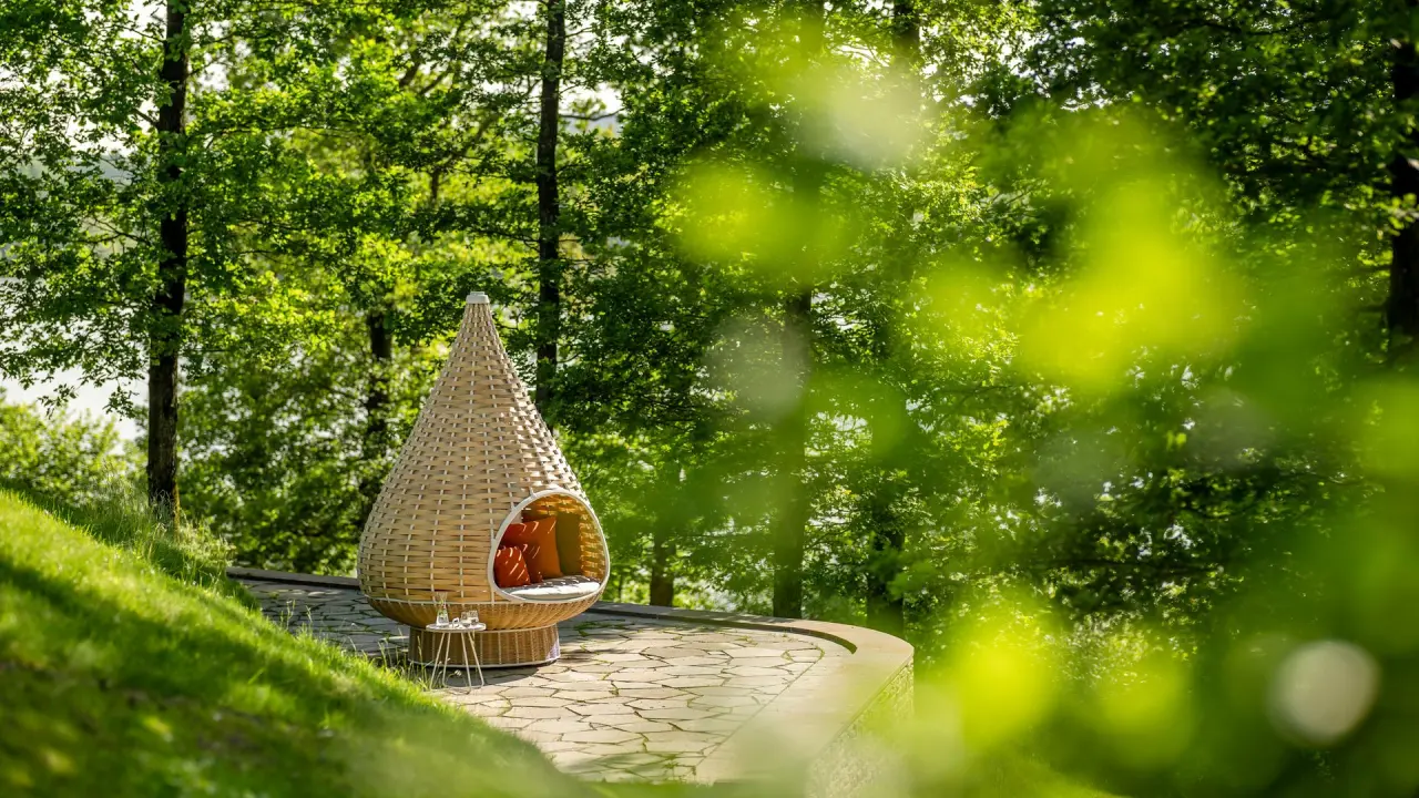 Seezeitlodge Hotel in Gonnesweiler – Gemütlicher Outdoor-Sessel im Grünen | Wellnesshotel Saarland
