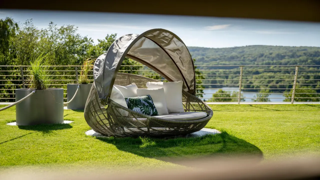 Seezeitlodge Hotel in Gonnesweiler – Outdoor-Lounge mit Seeblick | Wellnesshotel Saarland