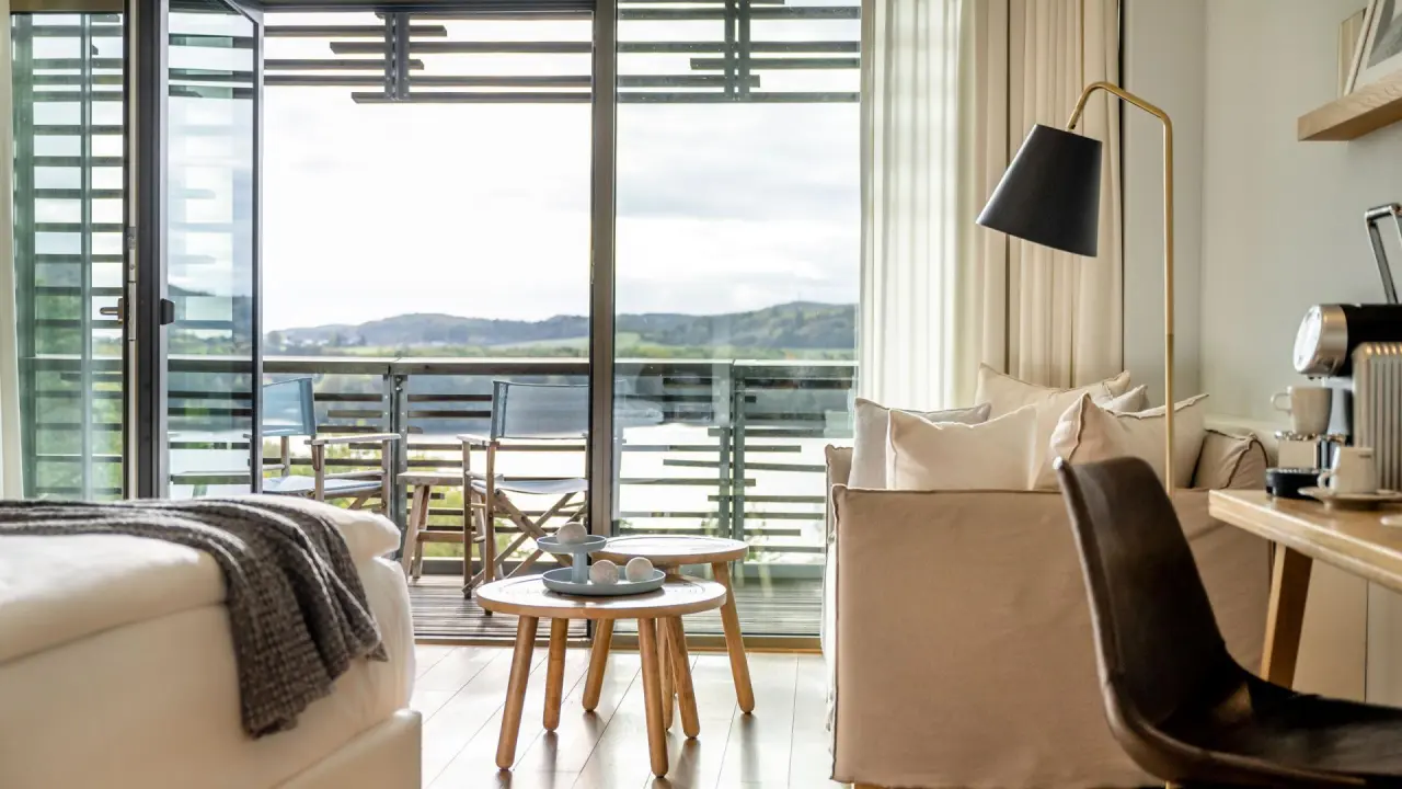 Seezeitlodge Hotel in Gonnesweiler – Komfortables Hotelzimmer mit Seeblick und Balkon | Wellnesshotel Saarland
