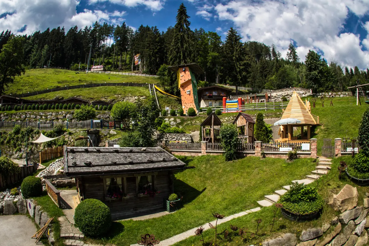 Alpin Family Resort Seetal****s in Kaltenbach – Panorama des weitläufigen Outdoor-Spielbereichs | Wellnesshotel Zillertal