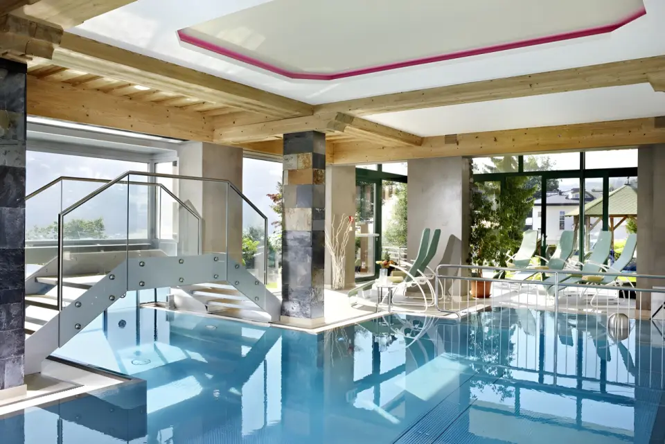 Alpin Family Resort Seetal****s in Kaltenbach – Moderner Innenpool mit Liegebereich | Wellnesshotel Zillertal