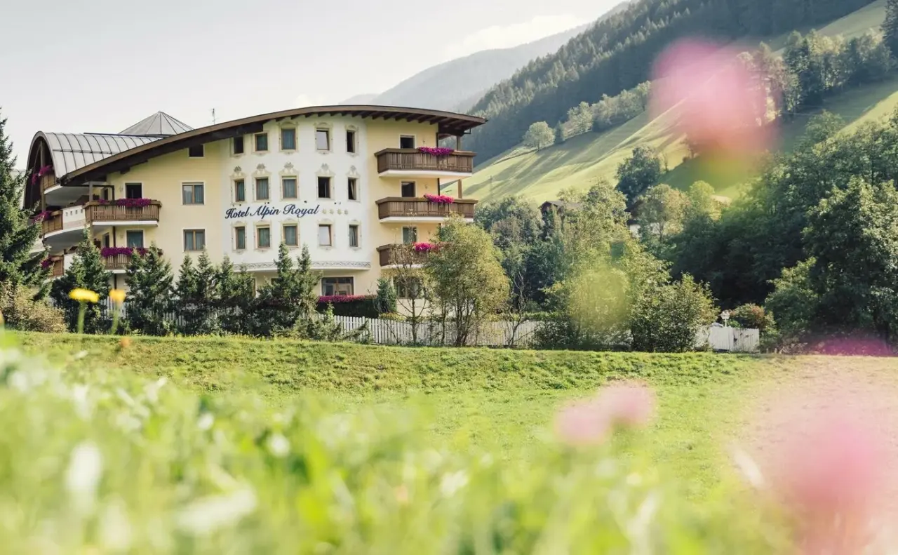 Alpin Royal Wellness Refugium & Resort Hotel in Luttach – Außenansicht mit Bergpanorama | Wellnesshotel Südtirol