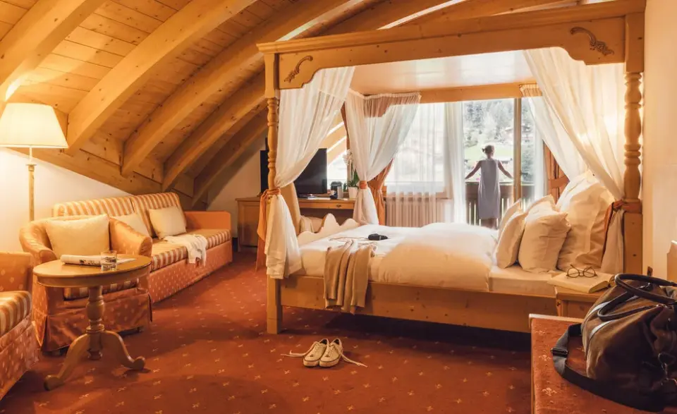 Alpin Royal Wellness Refugium & Resort Hotel in Luttach – Himmelbett-Zimmer mit Bergblick und Balkon | Wellnesshotel Südtirol