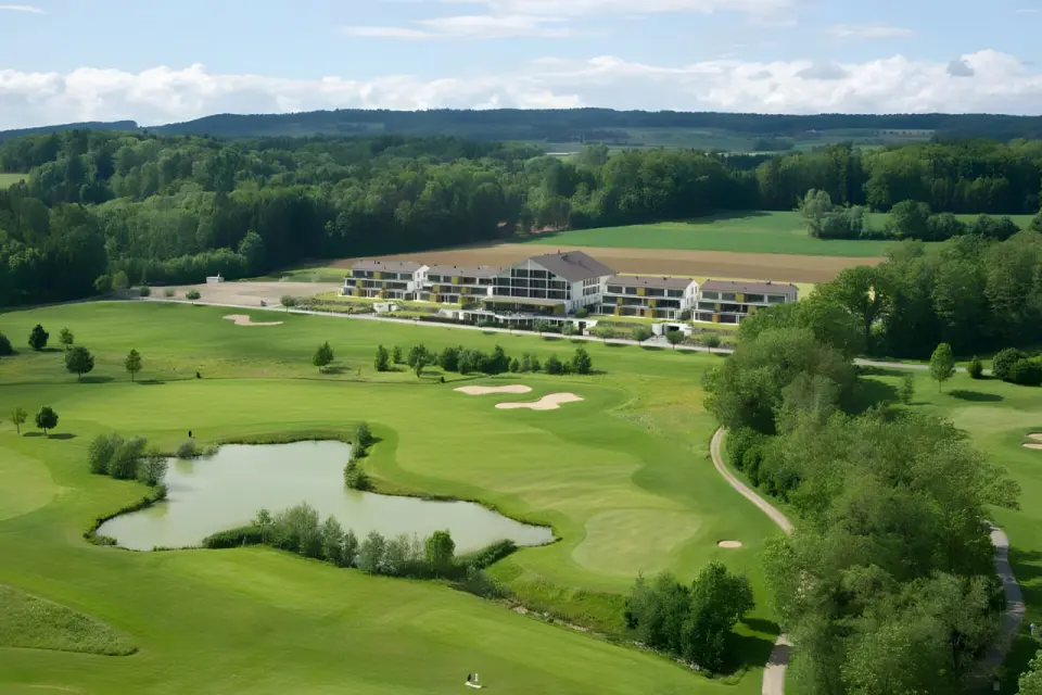 Wellnesshotel Golf Panorama in Lipperswil – Luftbild des Hotels mit Golfplatz und Naturlandschaft | Wellnesshotel Thurgau