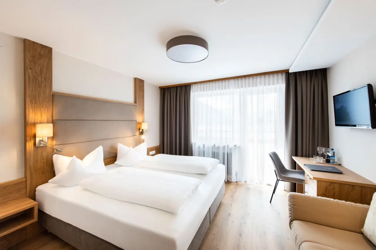 Hotel Elisabeth in Fügen – Modernes Doppelzimmer mit Holzelementen und Balkonblick | Wellnesshotel Zillertal