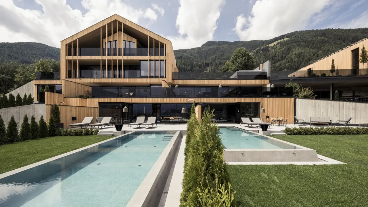 WINKLERHOTELS in Bruneck – Moderne Hotelarchitektur mit zwei Infinity-Pools und Bergblick | Wellnesshotel Dolomiten
