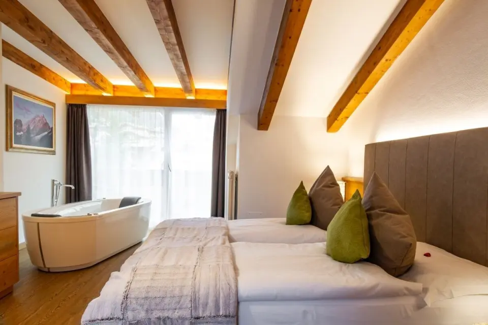 Cirelle Suite Hotel & Spa in Canazei – Suite mit freistehender Badewanne und Bergblick | Wellnesshotel Dolomiten