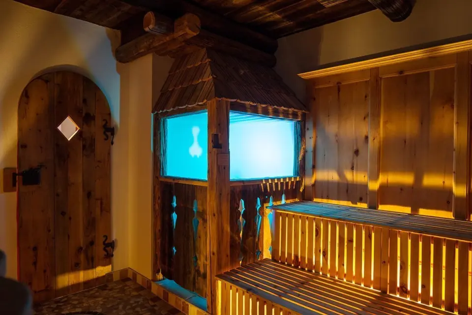 Cirelle Suite Hotel & Spa in Canazei – Moderne Sauna mit Holzelementen und Farblicht | Wellnesshotel Trentino